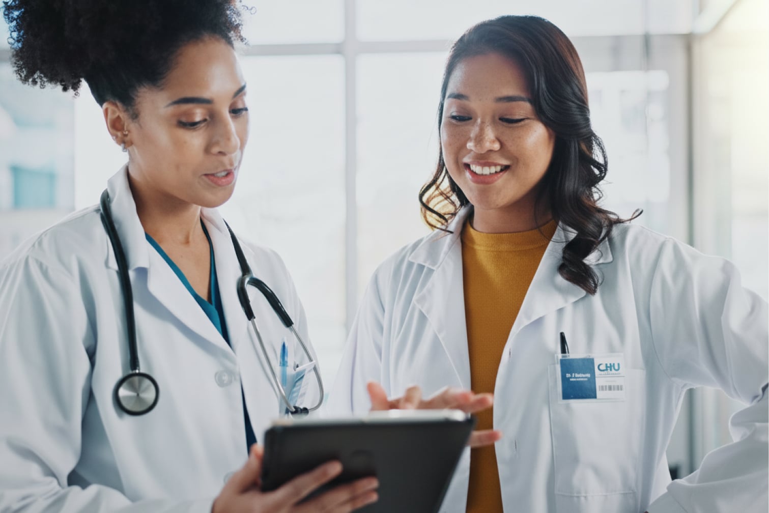 Professionnelles de santé consultant une tablette